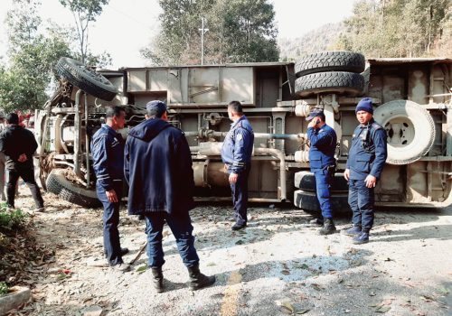 तिब्र गतीका कारण बस दुर्घटनाः २१ घाईते, २ जना गम्भीर