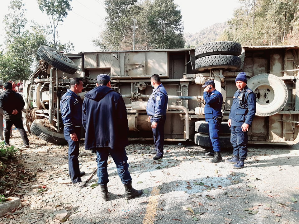 तिब्र गतीका कारण बस दुर्घटनाः २१ घाईते, २ जना गम्भीर