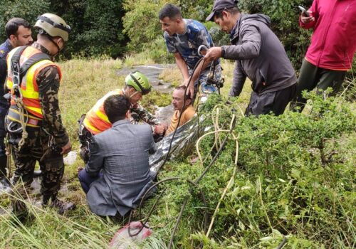 यसरी २२ घण्टापछि सकुशल उद्दार भयो छाँगामा खसेका हेलम्बुका शिक्षकको