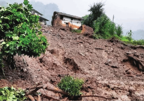 गुम्बाको तेगामा पहिरोले ३ घर पुरियो, १ महिला उद्धारको पर्खाइमा