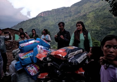 सेलाङका पहिरोप्रभावितलाई राप्रपाले दियो खाद्यान्न र लत्ताकपडा