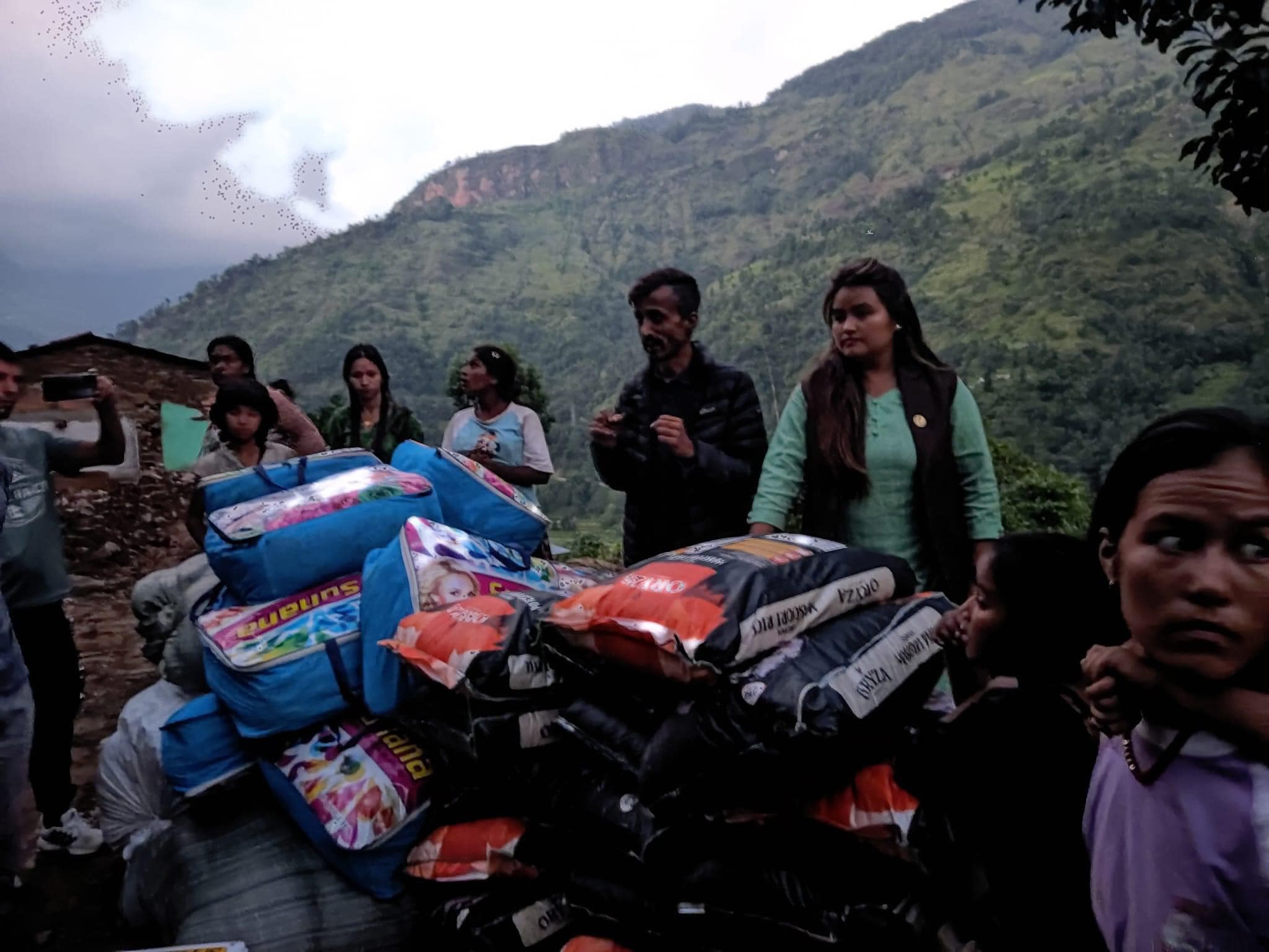 सेलाङका पहिरोप्रभावितलाई राप्रपाले दियो खाद्यान्न र लत्ताकपडा