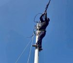 ९ मिटर अग्लो खम्बामा चढेर तार तान्दै थिए, फेदबाटै खम्बा भाँचियो