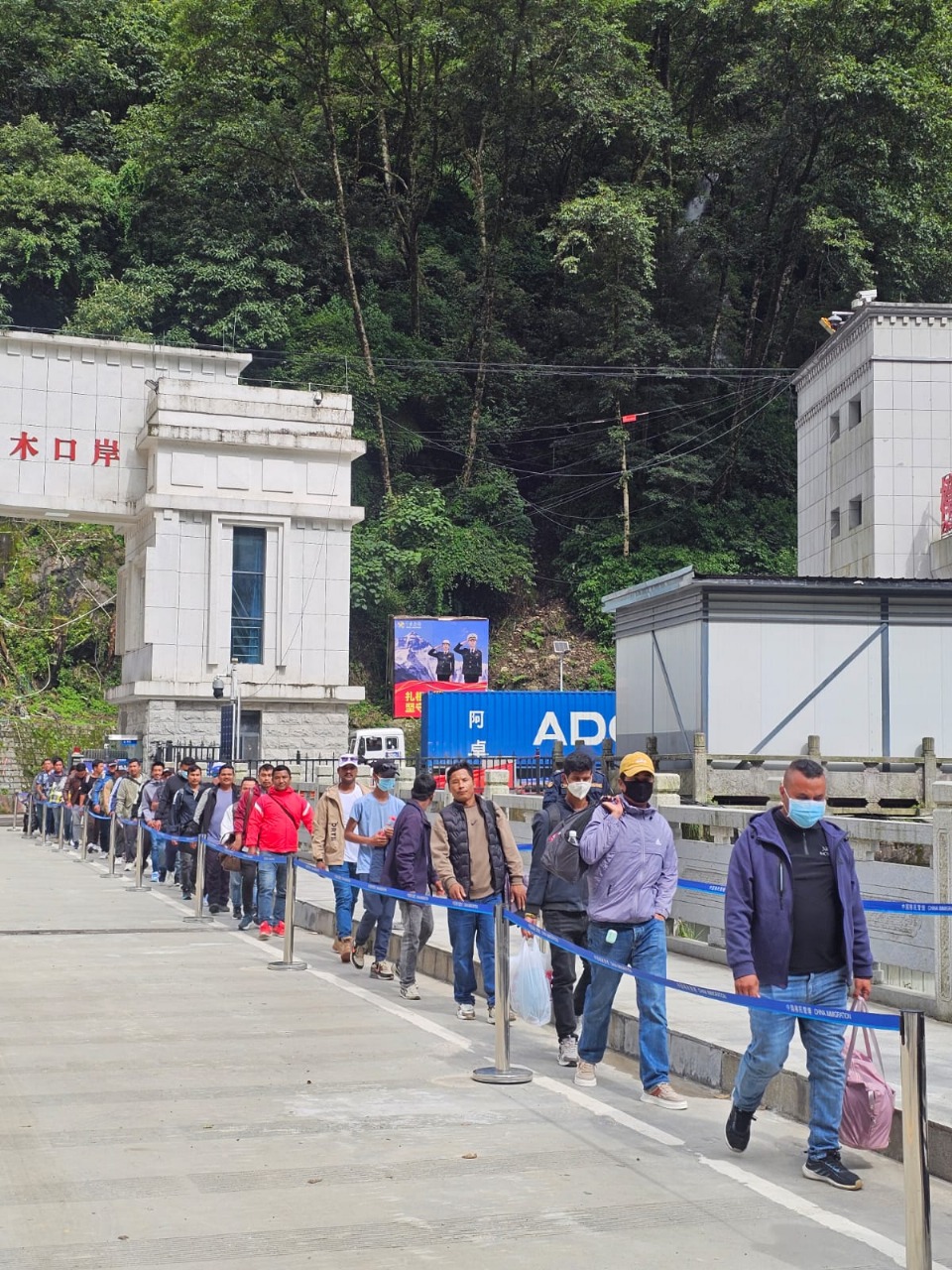 रसुवा नाकामा रोकिएका २०३ नेपालीलाई तातोपानी हुँदै नेपाल फर्काइयो